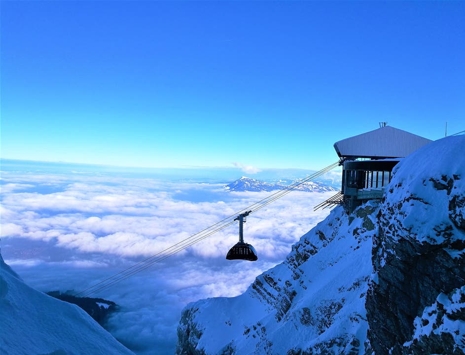 Wunderbare Aussicht auf das Nebelmeer. Die Luftseilbahn «Dragon Ride» fährt soeben in die Bergstation Pilatus Kulm/LU ein. (Bild: Urs Gutfleisch (Pilatus Kulm, 21. Januar 2019))