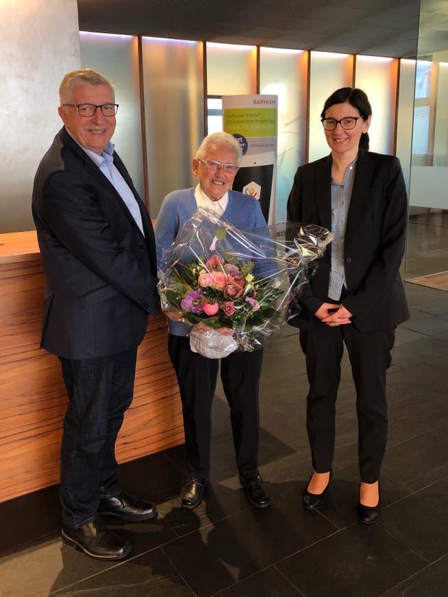 Anna v. Niederhäusern (Mitte) geht mit 90 Jahren in Pension. Flankiert wird sie von Kurt Sidler, Verwaltungsratspräsident der Raiffeisenbank Luzern, und Isabel Hürlimann, Leiterin der Geschäftsstelle Ebikon. (Bild: PD)