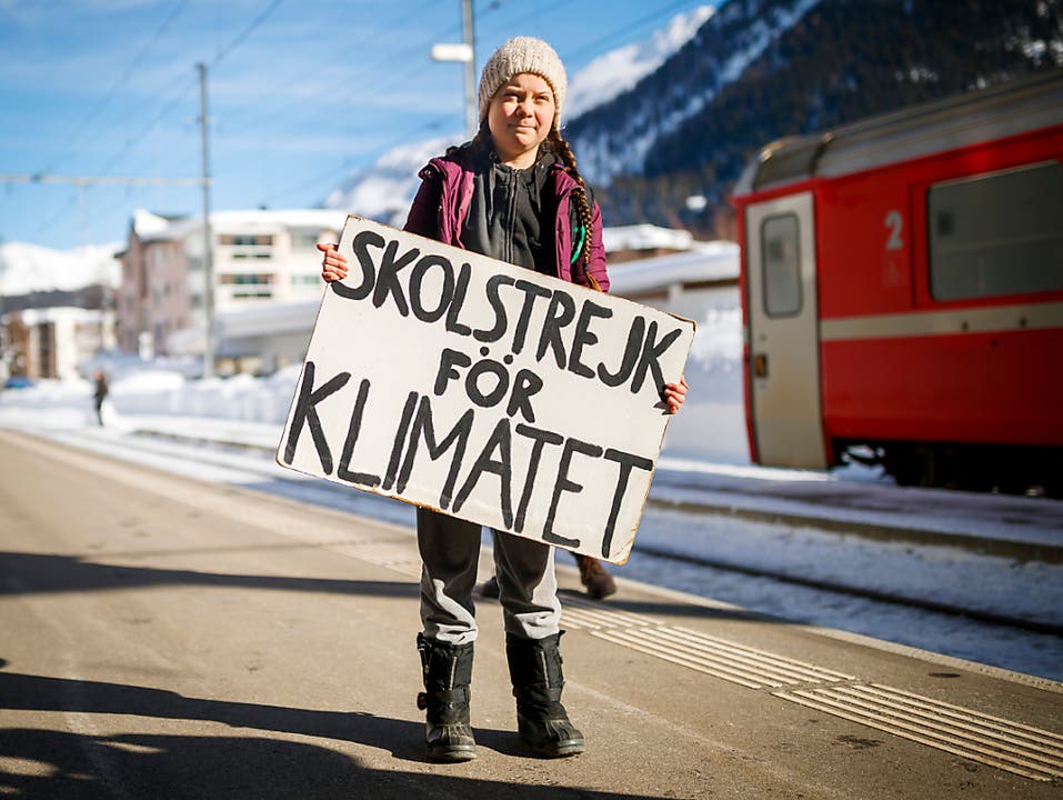 Greta Thunberg trägt ihre Botschaft ans Weltwirtschaftsforum in Davos. Die 16-jährige Schwedin will mit ihrem Schulstreik darauf aufmerksam machen, wie drängend die Probleme der Umwelt sind. (Bild: KEYSTONE/VALENTIN FLAURAUD)