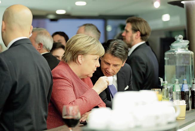 Die deutsche Kanzlerin Angela Merkel im Gespräch bei Kaffee mit Italiens Premierminister Giuseppe Conte am Mittwoch in Davos. (Bild: Markus Schreiber/AP, 23. Januar 2019)