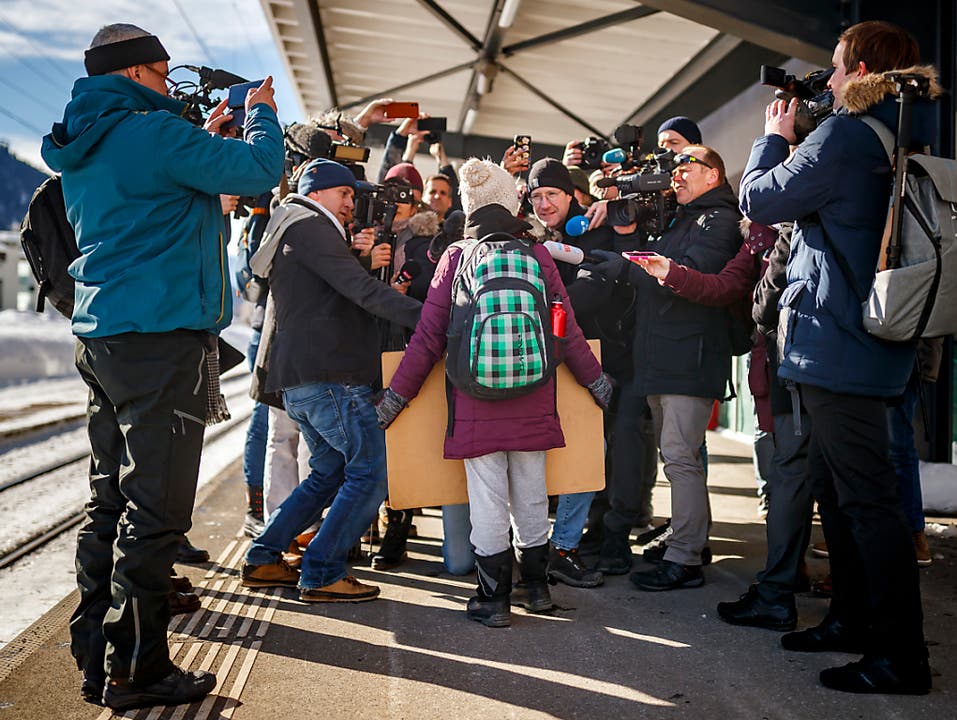 Auf die 16-jährige Schülerin Greta Thunberg warteten bei ihrer Ankunft in Davos zahlreiche Medien. (Bild: KEYSTONE/VALENTIN FLAURAUD)