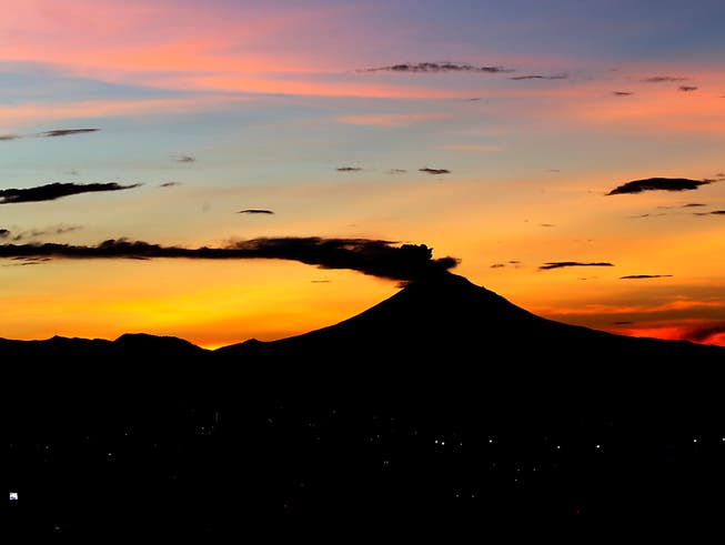 Der Vulkan Popocatépetl südöstlich von Mexiko-Stadt spuckt wieder Asche und Rauch. (Bild: KEYSTONE/AP/MARCO UGARTE)
