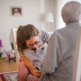 Hilfe und Pflege zu Hause: eine Spitex-Mitarbeiterin auf Hausbesuch bei einer Patientin. (Bild: Benjamin Manser)