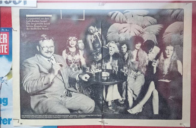 Anfang der 1980er-Jahre durchlief das «Rössli» des damaligen Nachtklubkönigs Hans Bieri wilde Zeiten, wie Zeitungsartikel im Treppenhaus des Hotels zeigen. (Bilder: Privatarchiv/Boris Bürgisser (12. April 2018))