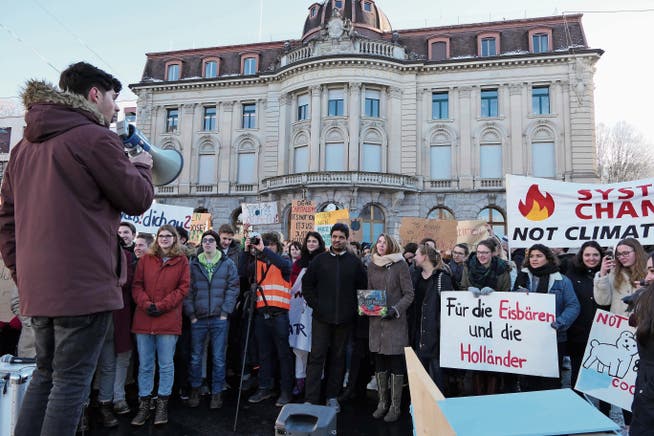 Organisator Tim Kilchsperger (links) beim Klimastreik vor dem Zuger Regierungsgebäude. (Bild: Zoe Gwerder (Zug, 18. Januar 2019))