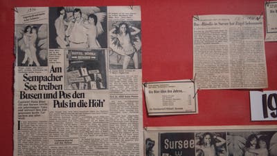 Im Treppenhaus der Rössli Nightbar finden sich Zeitungsausschnitte aus längst vergangenen Zeiten. (Bild: Boris Bürgisser, 12. April 2018)