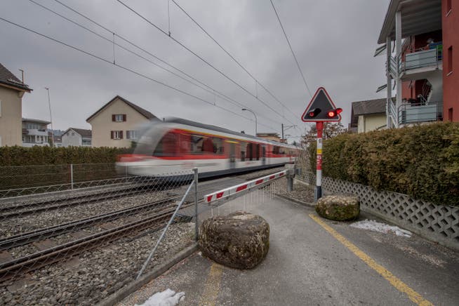 Der heutige Bahnübergang Horwerstrasse/Krienserstrasse soll aufgehoben werden. Dagegen wehrt sich unter anderem die Stadt Kriens. (Bild: Pius Amrein, 22. Februar 2018)