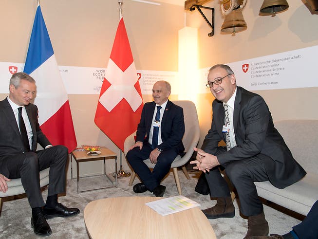 Zusammen mit Bundespräsident Ueli Maurer (Mitte) hat Wirtschaftsminister Guy Parmelin (rechts) am WEF den französischen Amtskollegen Bruno Le Maire getroffen. Die Wirtschaftsbeziehung mit Frankreich sei «exzellent». (Bild: KEYSTONE/LAURENT GILLIERON)