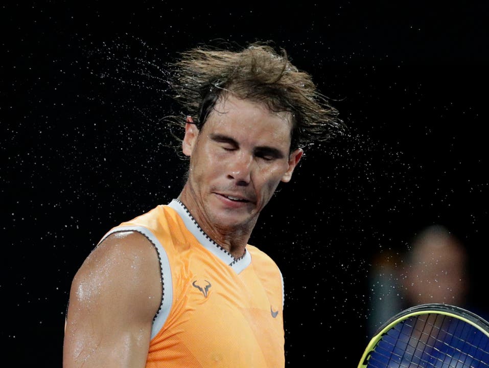 Der Schweiss trügt: Rafael Nadal bekundete gegen Federer-Bezwinger Tsitsipas keine Probleme (Bild: KEYSTONE/AP/AARON FAVILA)