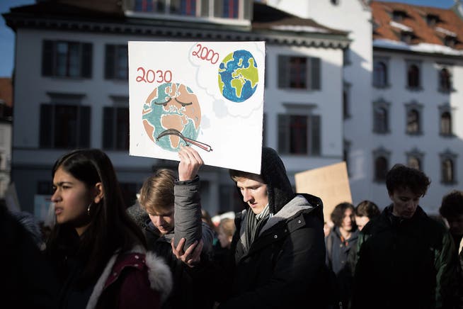 Schüler der Kantonsschule Burggraben am Klimastreik. (Bild: Benjamin Manser)