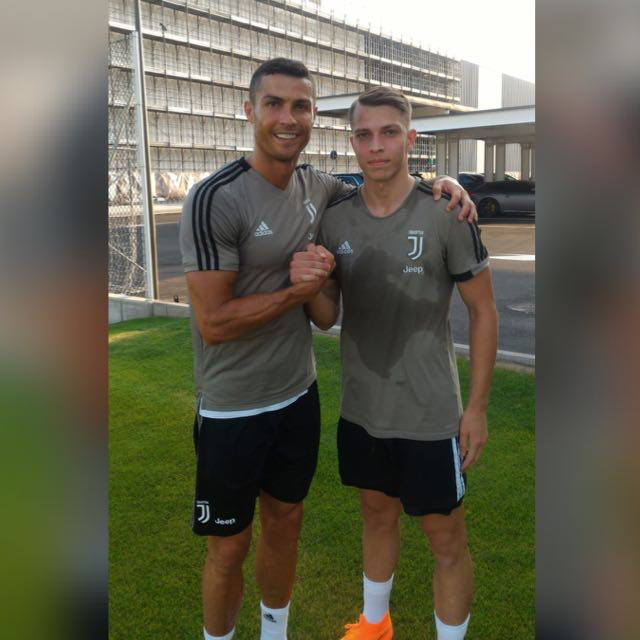 Cendrim Kameraj (rechts) zusammen mit Juve-Superstar Cristiano Ronaldo im letzten Sommer nach einem gemeinsamen Training in Turin. (Bild: PD)