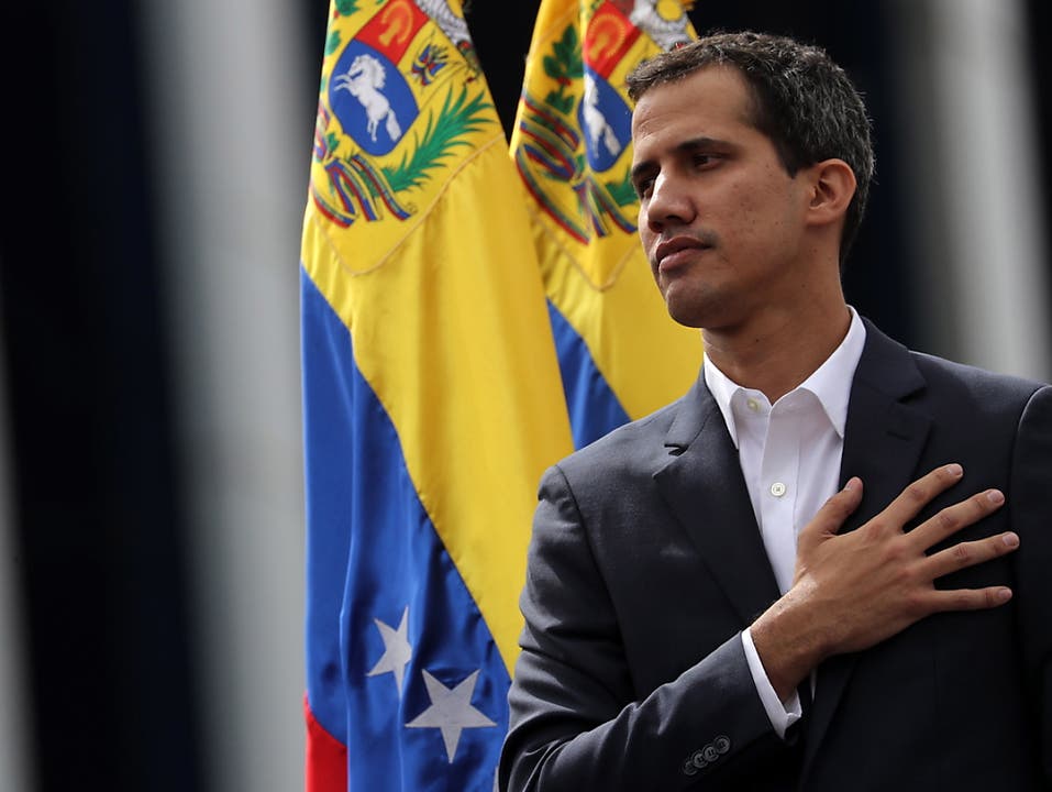 Juan Guaido schliesst eine Amnestie für Präsident Maduro nicht aus, sofern er freiwillig den Platz räumt. , (Bild: KEYSTONE/EPA EFE/MIGUEL GUTIERREZ)
