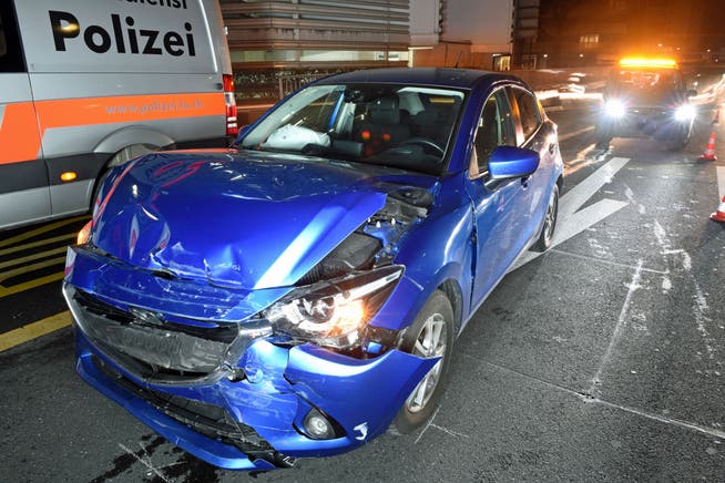 Das Unfallauto: Die Fahrerin prallte mit ihrem Wagen an der Ampel beim Kasernenplatz in ein anderes Auto. Dieses wurde wiederum gegen das nächste Fahrzeug geschoben. (Bild: Luzerner Polizei (Luzern, 25. Januar 2018))