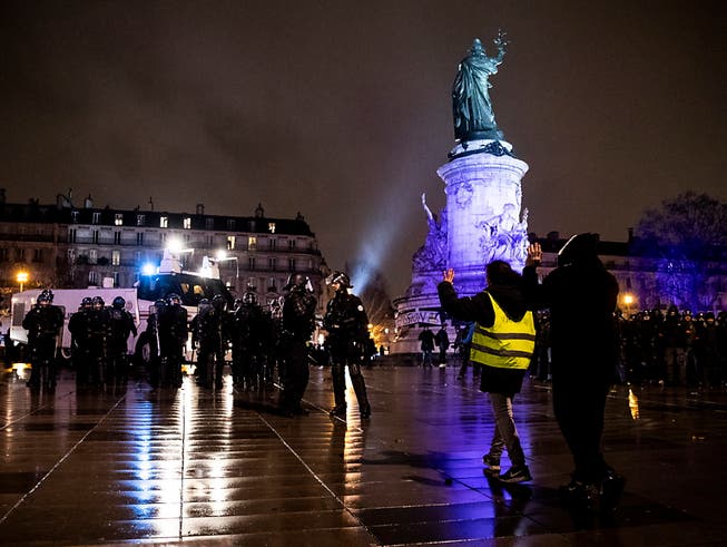 Nicht nur auf der Place de la Bastille in Paris, sondern später auch auf der Place de la République versammelten sich «gilets jaunes». (Bild: KEYSTONE/EPA/ETIENNE LAURENT)