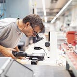 Ein Mitarbeiter in der Produktion der Walliser Medtech-Firma Gomina. (Bild: Gaetan Bally/Keystone, Niederwald, 18. September 2018)
