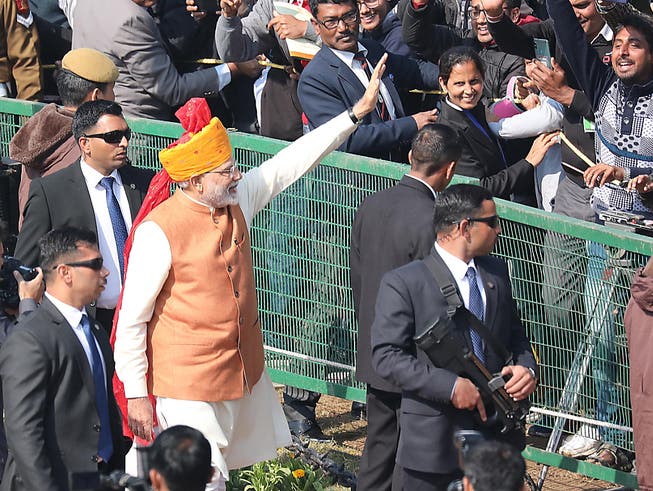 Der indische Premierminister Narendra Modi (im Bild) grüsst bei den Feierlichkeiten zum 70. Geburtstag der Republik Indien in die Menge. (Bild: KEYSTONE/EPA/HARISH TYAGI)