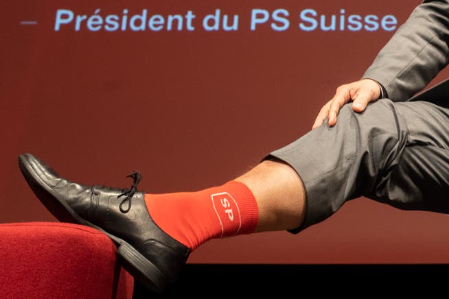 SP-Präsident Christian Levrat zeigt seine roten SP-Socken am ordentlichen Parteitag der SP Schweiz. (Bild: KEYSTONE/Ennio Leanza, Brugg-Windisch, 2. Dezember 2018)