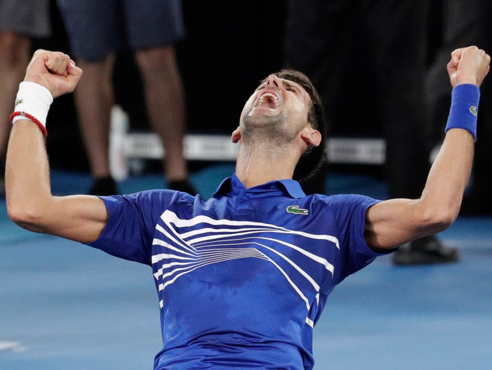Der Moment des Triumphs: Novak Djokovic feiert am Australian Open in Melbourne seinen 15. Grand-Slam-Titel (Bild: KEYSTONE/AP/AARON FAVILA)