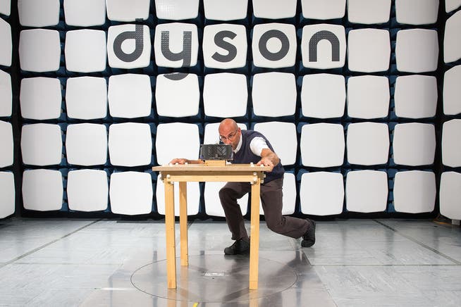 Ein Dyson-Mitarbeiter testet einen Roboterstaubsauger.  Bild: Simon Dawson/Bloomberg (Malmesbury, 5. Oktober 2016)