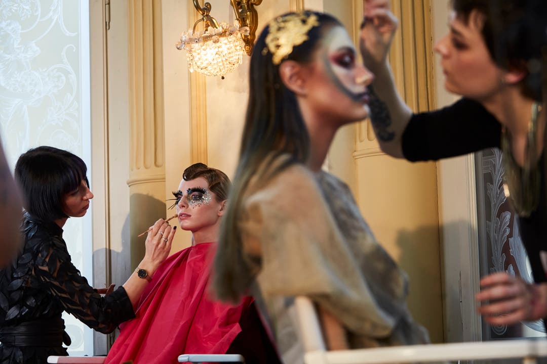 Die Models werden vor der Modeschau von Profi-Kosmetikerinnen geschminkt. (Bild: Jakob Ineichen, Luzern, 27. Januar 2019)