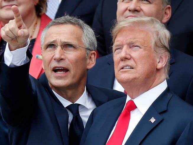 Nato-Generalsekretär Jens Stoltenberg (links) hat US-Präsident Donald Trump wegen seiner Forderungen nach mehr Geld für die Nato gelobt. (Bild: KEYSTONE/EPA/IAN LANGSDON)