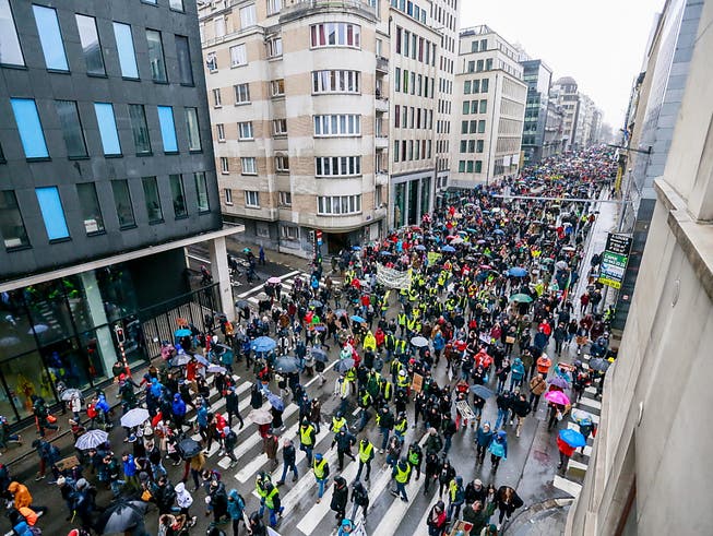 In Brüssel sind erneut Tausende für mehr Klimaschutz auf die Strasse gegangen. (Bild: KEYSTONE/EPA/STEPHANIE LECOCQ)