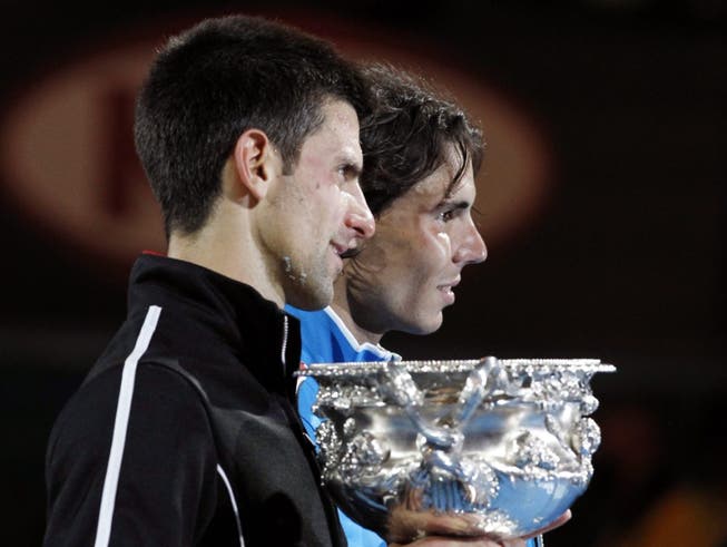 Erschöpft nach einem epischen Duell: 2012 gewann Novak Djokovic (li.) am Australian Open gegen Rafael Nadal den längsten Grand-Slam-Final der Geschichte (Bild: KEYSTONE/EPA/BARBARA WALTON)