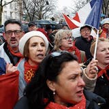 Tausende nahmen am Sonntag in Paris am «republikanischen Umzug für die Freiheit» teil. (Rafael Yaghobzadeh/AP)
