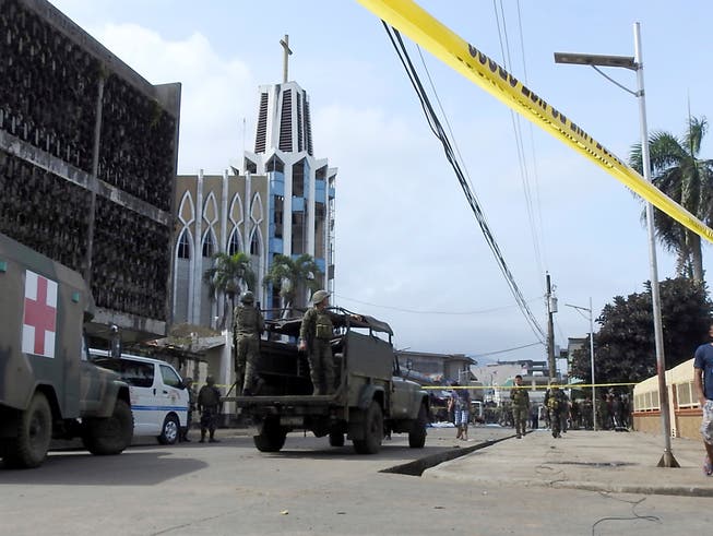 Nach einem Anschlag auf die katholische Kathedrale dominieren auf den Strassen der philippinischen Stadt Jolo das Militär und die Polizei. (Bild: KEYSTONE/AP/NICKEE BUTLANGAN)