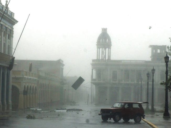 Ein Tornado hat am Sonntag auf Kuba gewütet - mindestens drei Menschen kamen ums Leben, 172 weitere wurden verletzt. (Bild: KEYSTONE/EPA/ALEJANDRO ERNESTO)