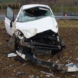 Auto auf A2 in Dagmersellen auf Acker katapultiert