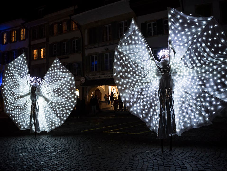 Tanzende, leuchtende Schmetterlinge waren ein Hingucker am diesjährigen Lichtfestival in Murten. (Bild: KEYSTONE/ADRIEN PERRITAZ)