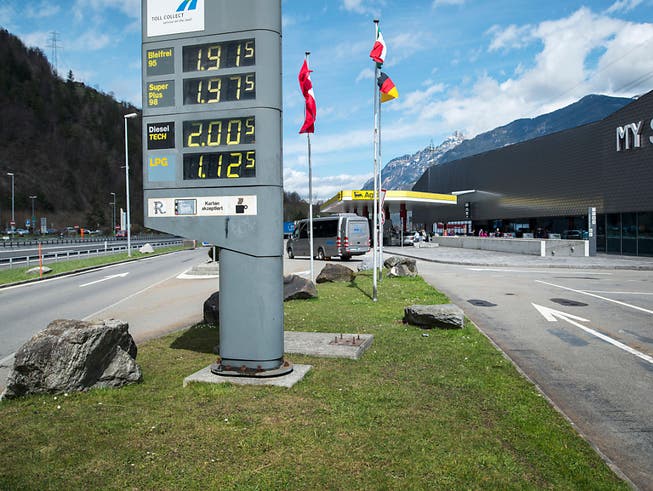Bei der Gotthard Raststätte an der Autobahn A2 in Uri liefern sich Eishockey-Fans ein gefährliches Scharmützel. (Bild: KEYSTONE/CHRISTIAN BEUTLER)