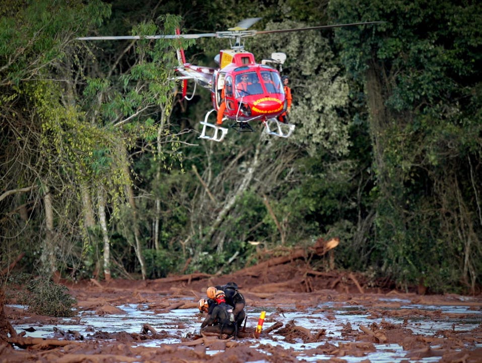 Nach einem Dammbruch in Brasilien suchen Rettungskräfte am Sonntag auch mit Helikoptern nach möglichen Überlebenden. (Bild: KEYSTONE/EPA EFE/ANTONIO LACERDA)