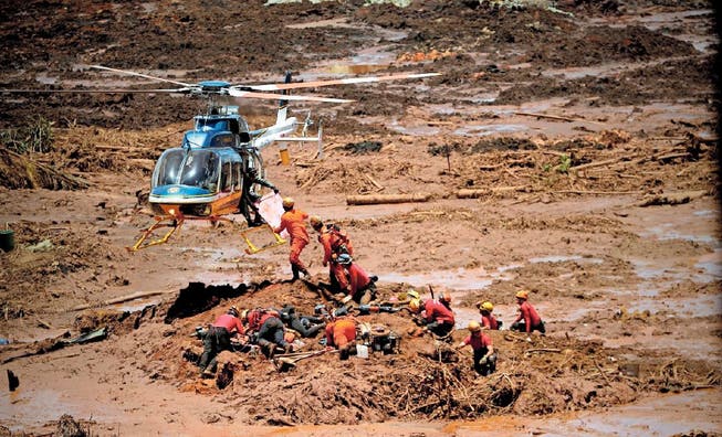 Mithilfe von Helikoptern bergen die Rettungskräfte Opfer aus der Schlammlawine. Bild: Antonio Lacerda/EPA (Brumadinho, 28. Januar 2019)
