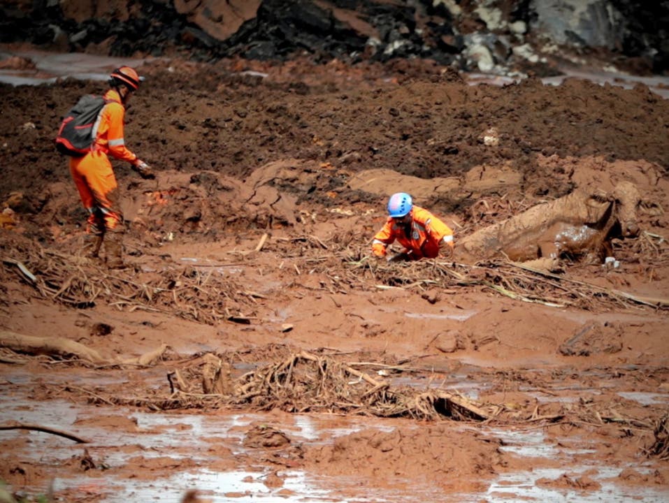 Rettungskräfte suchen nach einem Dammbruch in Brasilien in den Schlammmassen nach Überlebenden. (Bild: KEYSTONE/EPA EFE/ANTONIO LACERDA)