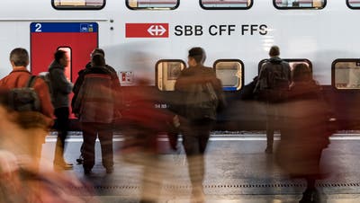 Trotz gut gefüllter Züge zu den Stosszeiten: Die Bahnpendler sind gegenüber den Autopendlern in der Minderheit. (KEYSTONE/Jean-Christophe Bott)