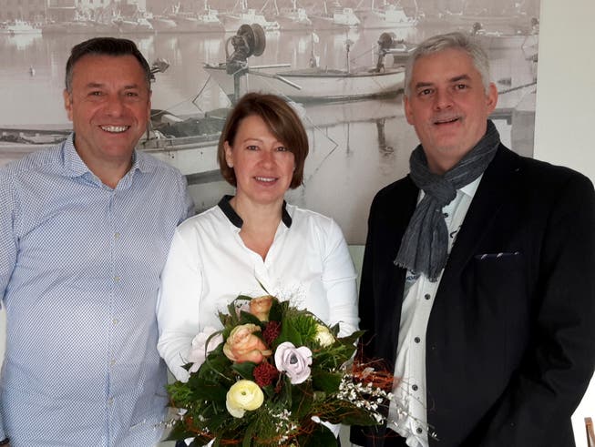Zum 25-Jahr-Jubiläum gratuliert Markus Gebs (rechts), Präsident der Schwimmbadgenossenschaft Altdorf, dem Pächterpaar Manuela und Sergio de Pinto. (Bild: PD)