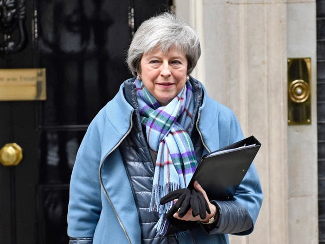Die britische Premierministerin Theresa May hat das Parlament in London um ein Mandat für Nachverhandlungen zum Brexit-Abkommen gebeten. (Bild: KEYSTONE/EPA/NEIL HALL)