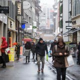 Passanten in der Hertensteinstrasse: Der Luzerner Kantonsrat ist für längere Ladenöffnungszeiten. (Bild: Manuela Jans-Koch (Luzern, 10. Januar 2019))