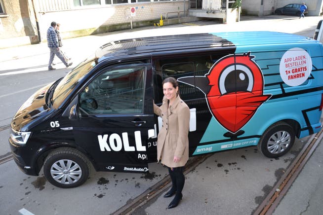 Martina Müggler von Postauto präsentiert einen «Kollibri». Bild: Stefan Dähler (Emmenbrücke, 30. Januar 2019)