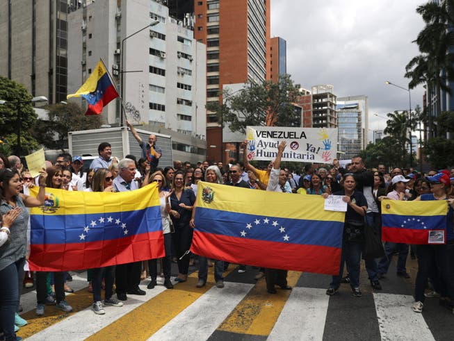 Demonstration gegen Staatschef Nicolás Maduro am Mittwoch in Caracas. (Bild: Keystone/EPA EFE/MIGUEL GUTIÉRREZ)