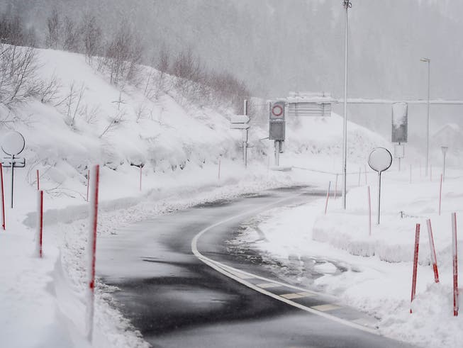 Eisige Winde und heftiger Schneefall sind am Mittwoch über die Schweiz hinweggezogen. (Bild: KEYSTONE/URS FLUEELER)
