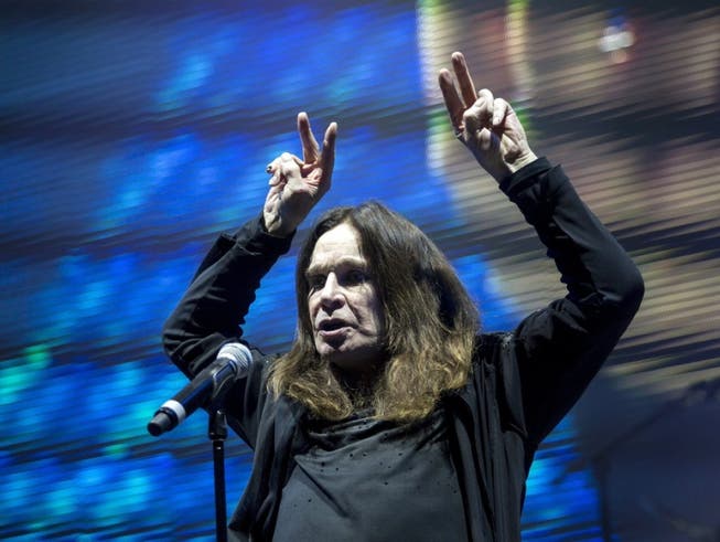 Ozzy Osbourne ist nach eigenen Angaben am Boden zerstört: Wegen einer Erkrankung muss der Rocker seine Europa-Tournee, und somit auch das Konzert in Zürich, absagen. (Bild: Keystone/EPA MTI/BALAZS MOHAI)