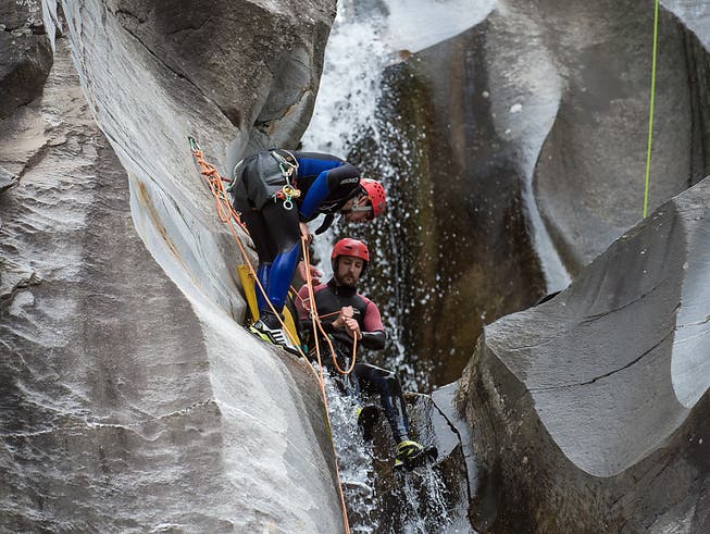 Eine Canyoningtour im Val Cresciano TI. Ab dem 1. Mai gelten strengere Regeln für die Anbieter solcher Aktivitäten. (Bild: KEYSTONE/TI-PRESS/PABLO GIANINAZZI)