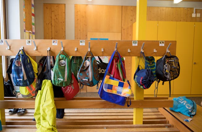 Kinder sollen in Nidwalden künftig älter sein, wenn sie erstmals ihre Schulsachen packen müssen. (Symbolbild: Corinne Glanzmann)