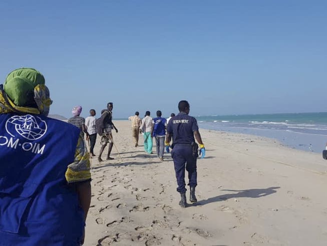 Vor der Küste Dschibutis sind zwei Boote mit mehr als 130 Flüchtlingen an Bord gekentert. Suche nach Überlebenden am Strand nahe Godoria im Nordosten des Landes. (Bild: Keystone/AP International Organization fo)