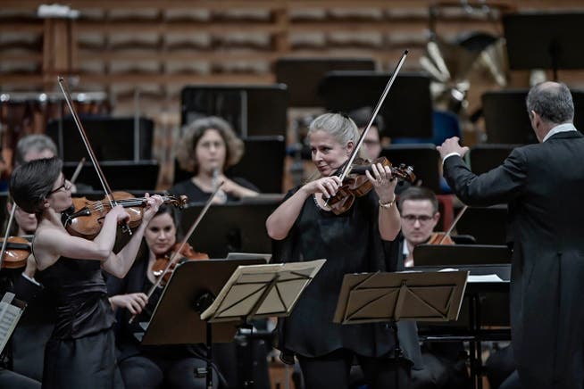 Sinfoniekonzert Junge Philharmonie im Konzertsaal des KKL in Luzern. Im Vordergrund sind links Lisa Schatzman und Isabel Charisius. Bild: (Pius Amrein / LZ)