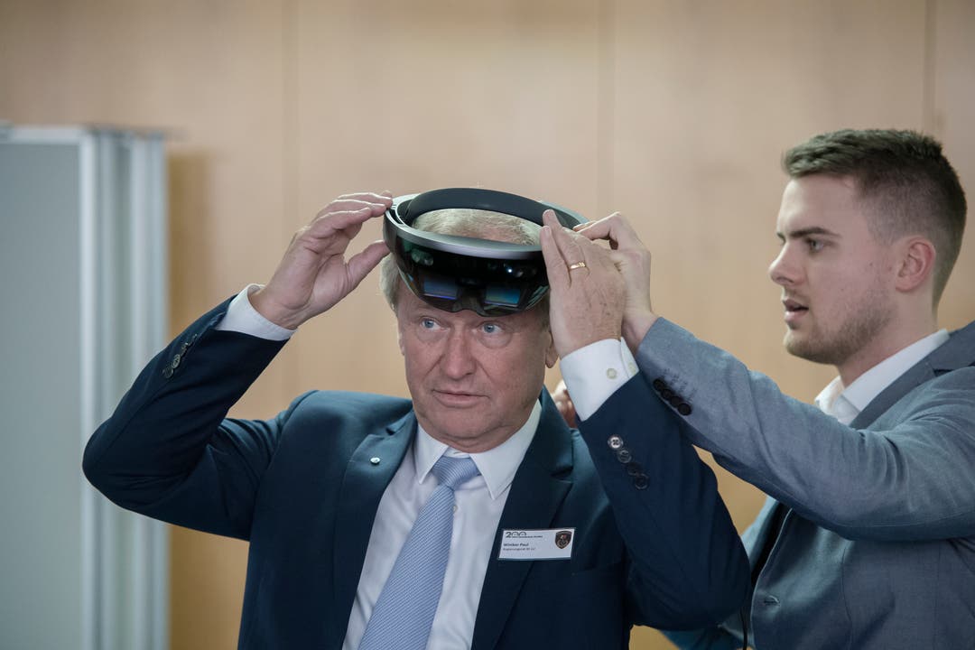 Der Luzerner Sicherheitsdirektor Paul Winiker testet eine Virtual-Reality-Brille, die künftig genutzt werden soll, um Militärübungen durchzuführen. 