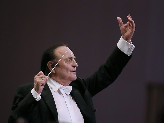 Bestreitet sämtliche Vorwürfe gegen ihn wegen sexuellen Missbrauchs: der Lausanner Dirigent Charles Dutoit. (Bild: KEYSTONE/EPA/ROBERT GHEMENT)